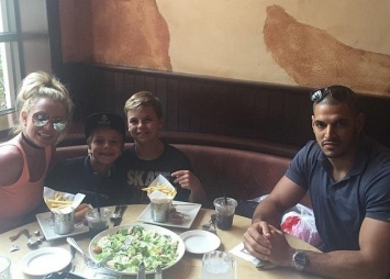 Бритни Спирс с сыновьями пообедала в компании симпатичного кавалера