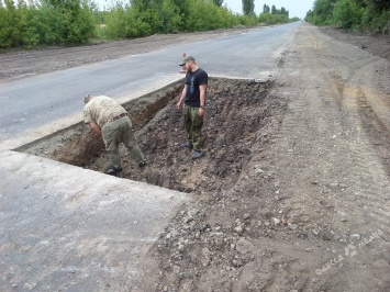 В Одесской области снова провалился свежий асфальт (фото)