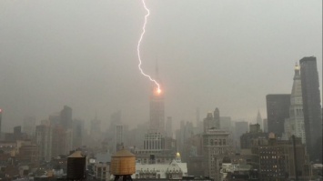 Пользователи соцсетей обсуждают удар молнии в Empire State Building в Нью-Йорке