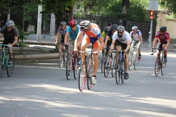 Криворожанин занял первое место в масштабной кольцевой велогонке (фото)