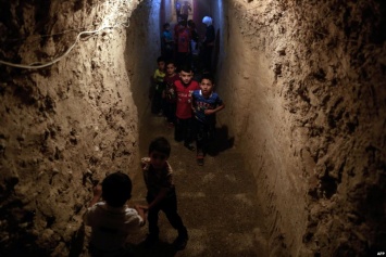 Сирийским детям построили подземную площадку (фото)