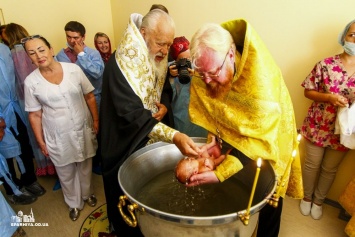 Митрополит Агафангел покрестил одесских пятерняшек