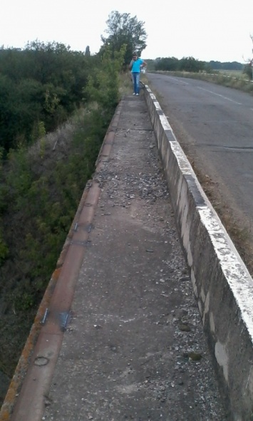 С моста через железнодорожные пути срезали 25 метров перил