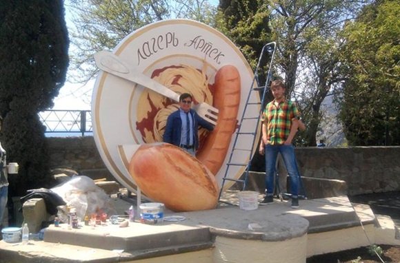 В Крыму «памятник сосиске» остался без булочки (ФОТО)