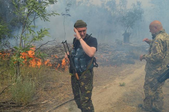 Боевики "ЛНР" из «Града» обстреляли Трехизбенку. Возле тубдиспансера загорелся лес