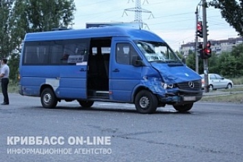 В Кривом Роге столкнулись Mercedes Sprinter и Hyundai