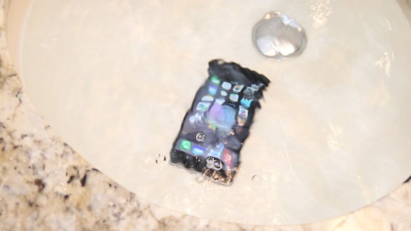 Samsung показала, как спасти попавший в воду iPhone