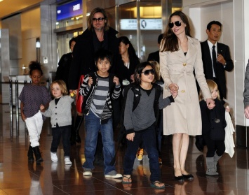Анджелина Джоли и Брэд Питт решили усыновить еще одного ребенка