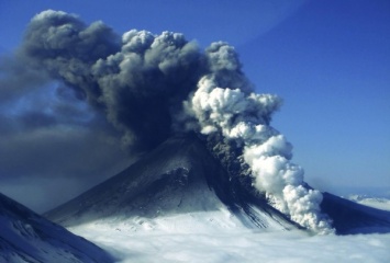 Самый мощный вулкан Аляски готовится к извержению