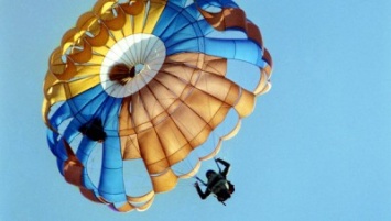 Экстремал из США собирается совершить прыжок из самолета без парашюта