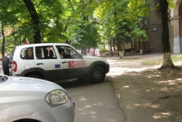 Международные гуманитарии паркуются в Краматорске как придется