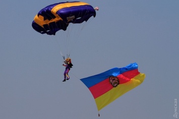 День ВДВ на Одесском ипподроме: ветераны, парашюты и каша с дымком