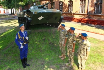 В Одессе открыли памятник украинским ВДВ - мемориальную боевую машину десанта