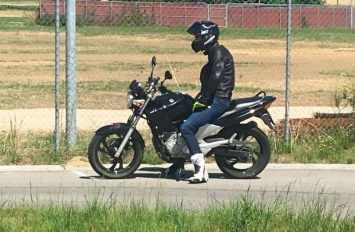 For Fun: пилот MotoGP Лорис Баз решил сдать экзамен на мотоправа