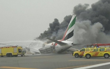 В Дубае при тушении самолета погиб пожарный
