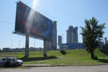 В Киеве снесли последний скандальный мегаборд