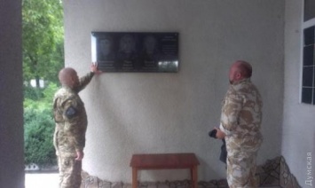 В городе на севере Одесской области открыли мемориальную доску сразу трем павшим на востоке Украины солдатам