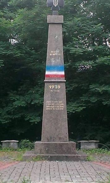 В Хусте Закарпатской обл. памятник героям Карпатской Украины разрисовали в цвета сепаратистской организации