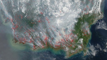 В Индонезии началось извержение трех вулканов