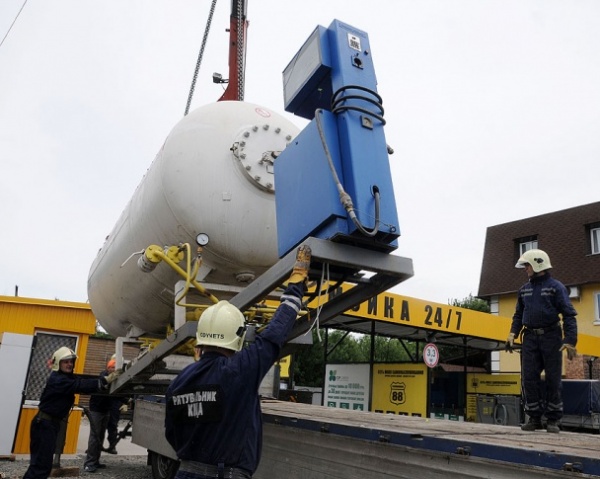 В Киеве продолжают демонтировать незаконные газовые заправки