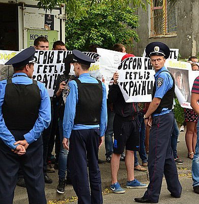 В Киеве против митингующих у американского посольства милиция применила силу