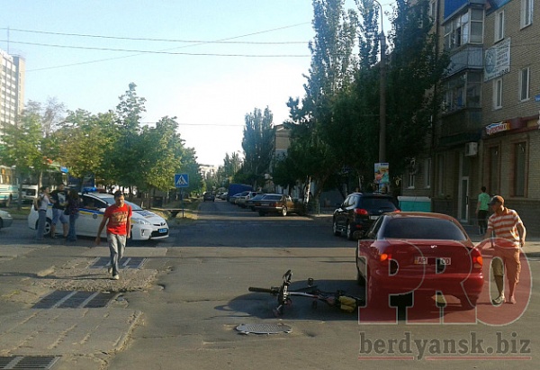 ДТП в Бердянске: велосипедист пытался проскочить "на красный"