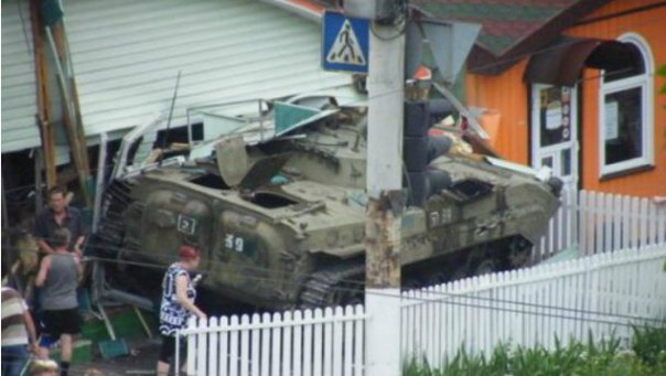 В Луганске броневик въехал в кафе. Три женщины погибли