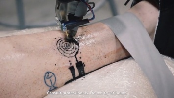 Промышленного робота научили наносить татуировки на кожу человека