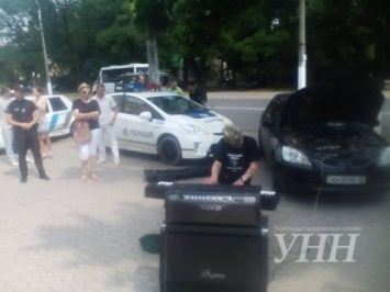 Пианист с Майдана сыграл перед судом в Мариуполе, где рассматривается дело об убийстве офицера СБУ