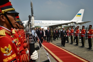 В Джакарте Порошенко почтил память национальных героев Индонезии