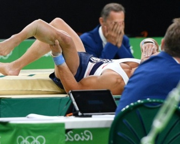 Гимнаст из Франции получил перелом ноги на соревнованиях в Рио