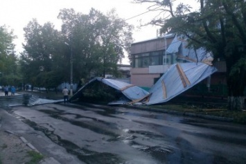 Часть Харькова засыпало градом. Ураган снес крышу (ФОТО, ВИДЕО)