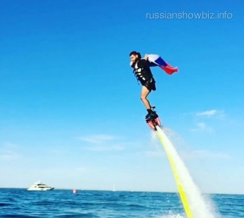 Тимати взлетел на флайборде с российским флагом