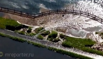 В Москве-реке запретили купаться: вода коричневая от нечистот