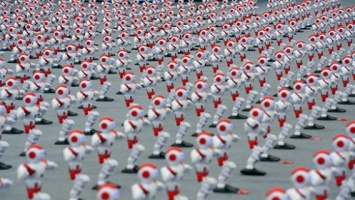 В Китае 1000 танцующих роботов установили новый рекорд Гиннеса