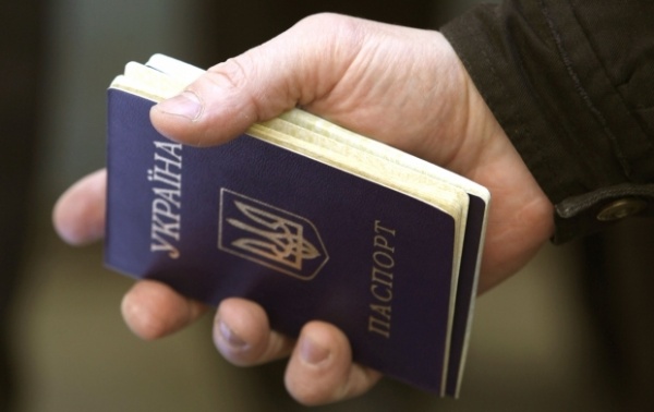 Работник запорожской миграционной службы задержан за фальшивые паспорта