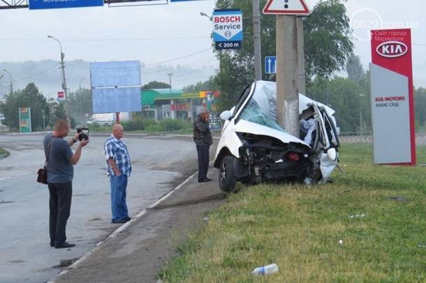Шокирующее ДТП в Мариуполе: авто чуть не разорвало на части (ФОТО)