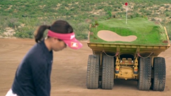 Caterpillar создал гольф-клуб из карьерных самосвалов (видео)
