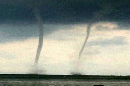 У берегов Турции в море возникли два мощных торнадо