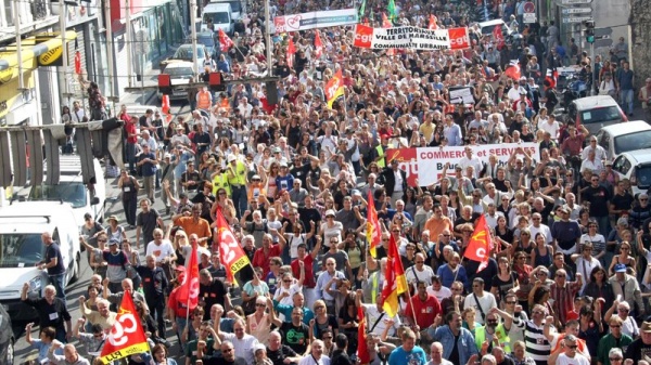 В Лондоне десятки тысяч человек протестуют против политики властей