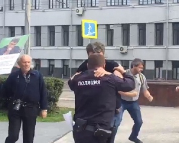 Протесты в Москве против войны с Украиной: на активистов напали (ВИДЕО)
