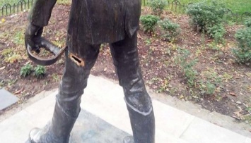 Полиция нашла саблю, отломленную у памятника Петефи в Ужгороде