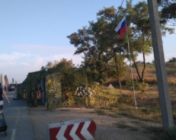 Пришли и сели: оккупанты устроили пункт пропуска на границе с Крымом (ФОТО)