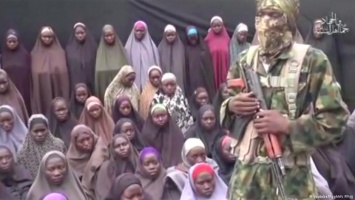 Боевики "Боко Харам" впервые показали похищенных девочек и выдвинули условия их освобождения