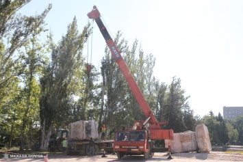 С главной площади Николаева начали вывозить постамент памятника Ленину