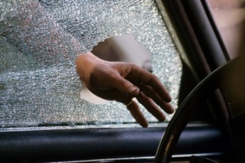 Вор-неудачник разбил окно в "Mercedes`е", но не смог украсть GPS-навигатор у криворожанина