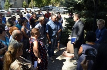 Прокурор Николаевской области вышел к пикетчикам и пообещал быстрое и объективное расследование конфликта в с. Петровка