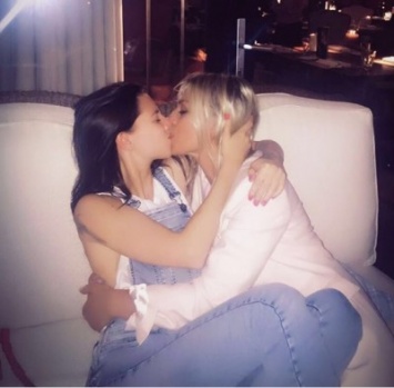 Салтыкова показала "взрослый" поцелуй с дочерью