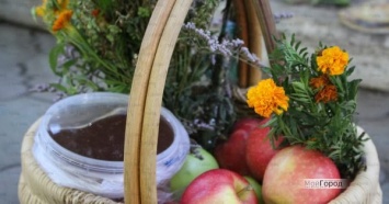 Сегодня николаевцы отмечают Яблочный спас: в храмы несут святить фрукты, мед и цветы
