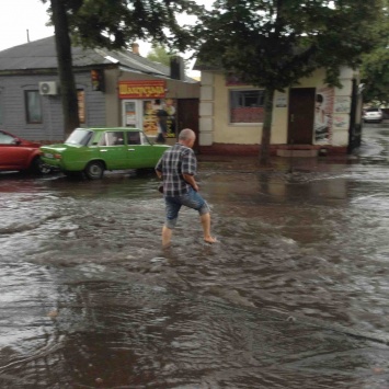 Чернигов затопило из-за небывалых дождей, автомобили плавают по дорогам